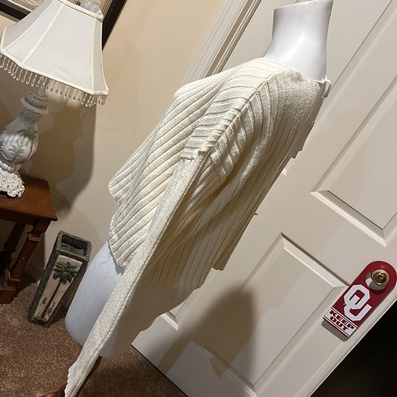 Abound sweater crop. NWT Large. - Picture 3 of 7